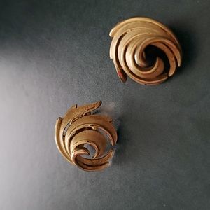 TRIFARI Swirled leaf design brushed gold tone clip on earrings vintage classic